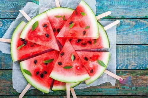 两小儿吃瓜,童趣盎然的夏日时光