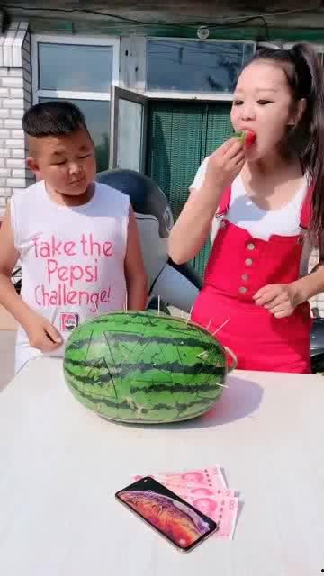 小伙和大姐吃瓜,小伙与大姐的甜蜜吃瓜时光