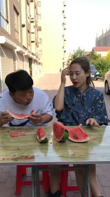 小伙和大姐吃瓜,小伙与大姐的甜蜜吃瓜时光