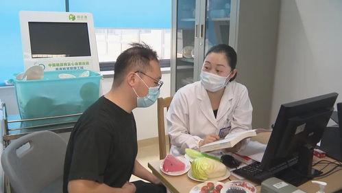 医生在医院吃瓜