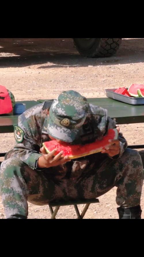 兵哥哥吃瓜大赛,军营里的欢乐盛宴