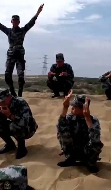 兵哥哥吃瓜大赛,军营里的欢乐盛宴