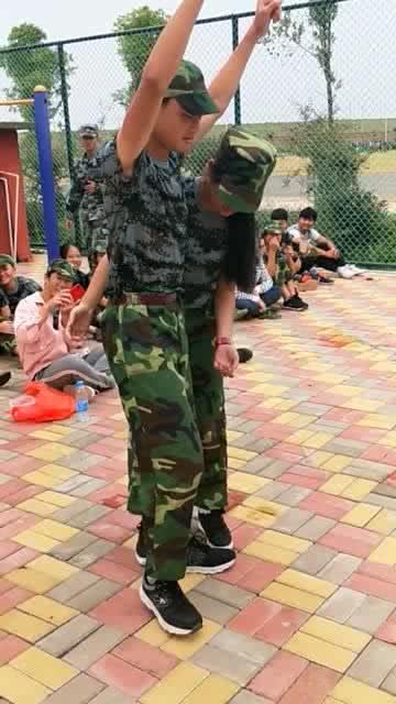 校园教官吃瓜视频大全,揭秘军营里的欢乐瞬间