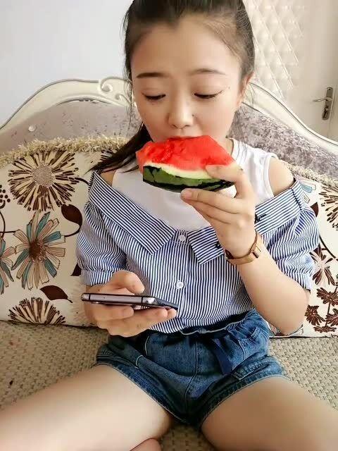 吃瓜吐舌最新视频,揭秘幕后故事，带你领略趣味瞬间