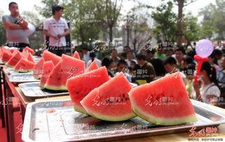 聊城吃瓜照片,吃瓜照片里的市井风情