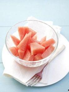 抱着瓜碗吃西瓜