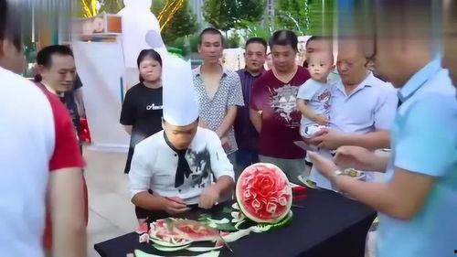 楼下吃瓜群众围观,揭秘社区热点事件