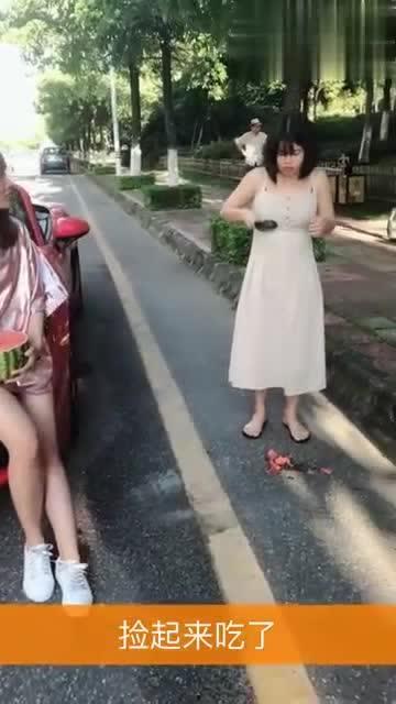 美女免费街边吃瓜,美女免费品尝瓜果盛宴