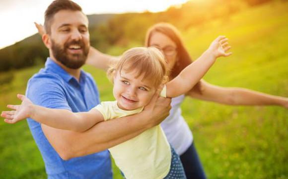 宝宝吃瓜新姿势,萌态百出，解锁夏日清凉新姿势