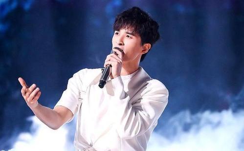 张远用脸吃瓜,趣味横生瞬间引爆网络