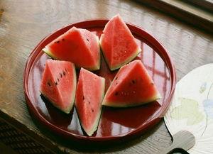 用勺子吃瓜行吗,夏日消暑新风尚