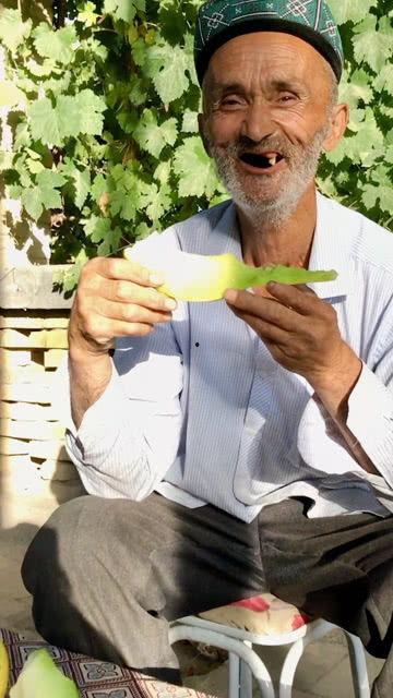 爷爷吃老汉瓜,传承老汉瓜的甜蜜记忆