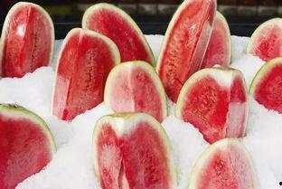 男孩吃瓜不吐籽