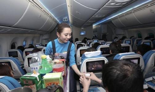 国外飞机空姐吃瓜,揭秘国外飞机空姐的休闲时光与美食选择