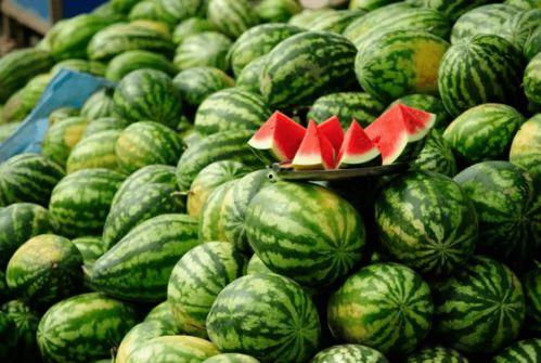 离石吃瓜照片快手,快手记录民俗风情