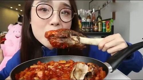 瓜大姐吃羊腿,一场味蕾与视觉的盛宴