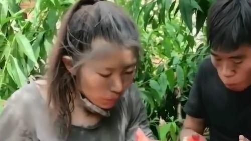 吃瓜被别人拍照,镜头下的尴尬与趣味