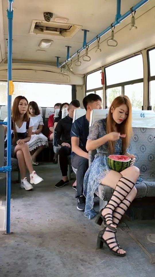 吃瓜被别人拍照,镜头下的尴尬与趣味