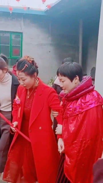 新郎唱歌吃瓜,甜蜜婚礼吃瓜趣事多