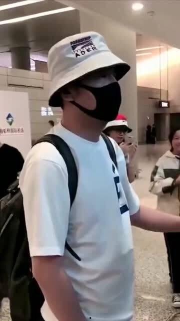 机场遇到吃瓜路人,一场意外的趣味邂逅