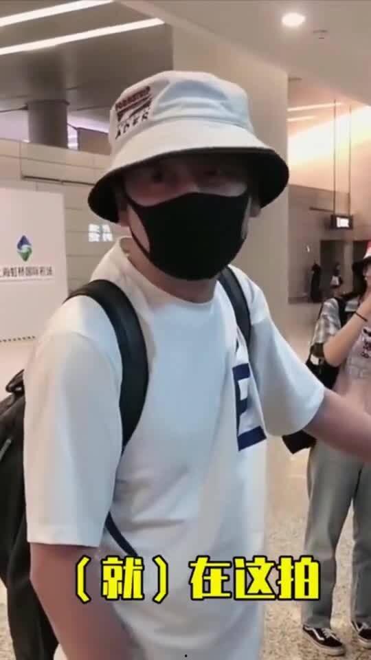 机场遇到吃瓜路人,一场意外的趣味邂逅