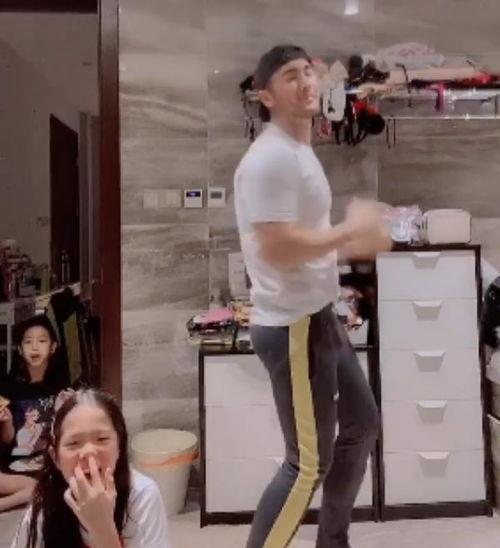 娇娇女神爱穿搭吃瓜视频,时尚与趣味并存