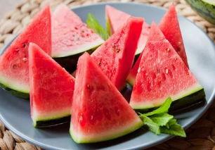 瓜夏天晚上吃啥瓜都有,夏季晚上的美味选择