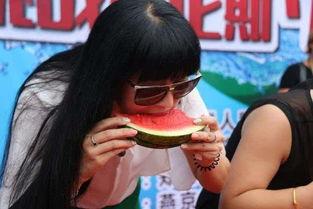 女游客吃瓜,瓜中藏宝引热议