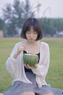 夏季吃瓜少女视频,跟随吃瓜少女探寻夏日美味瓜果时光