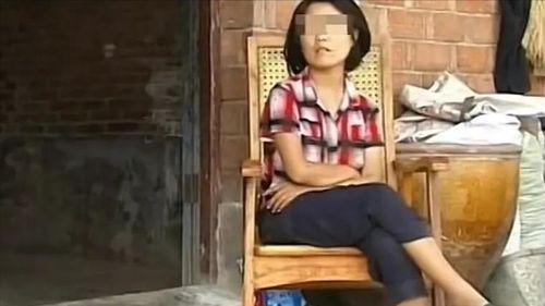 南宁霸凌女孩吃瓜