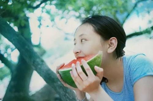 夏季吃瓜拍照,镜头下的清凉瞬间